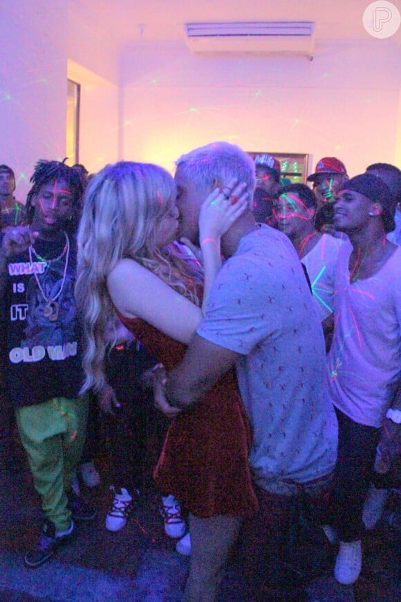 Sophia Abrahão e Micael Borges se beijam na frente dos amigos