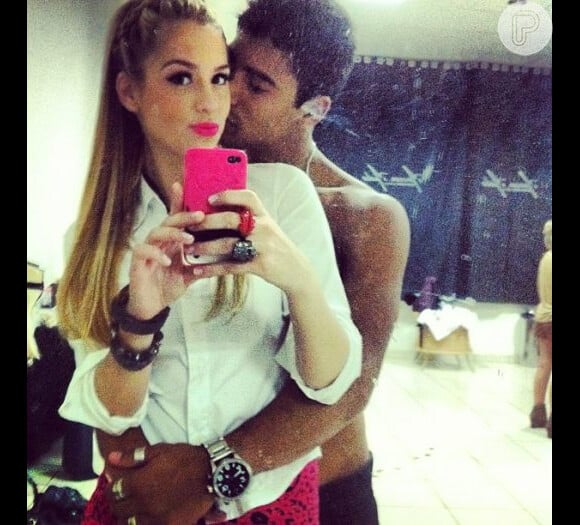 Sophia Abrahão e Micael Borges trocam carinhos e publicam foto juntos