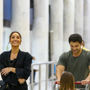 Sabrina Sato sorriu para o fotógrafo ao passear por aeroporto com Duda Nagle e a filha, Zoe