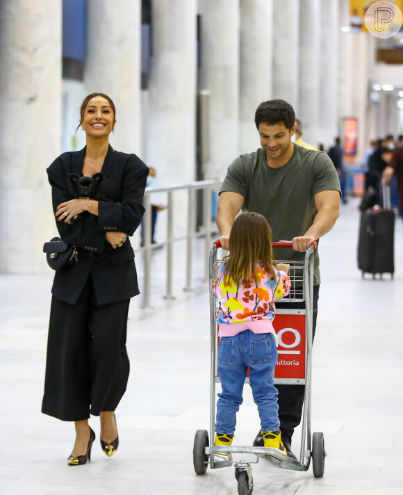 Sabrina Sato sorriu para o fotógrafo ao passear por aeroporto com Duda Nagle e a filha, Zoe