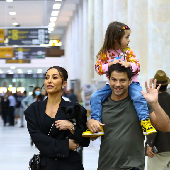 Do carrinho para a corcunda do papai! Zoe, filha de Sabrina Sato e Duda Nagle, aproveitou a passagem pelo aeroporto