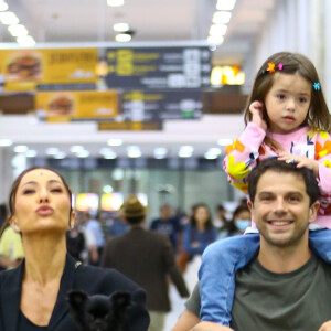 Sabrina Sato ainda distribuiu beijinhos para a câmera durante passagem com Duda Nagle e Zoe em aeroporto
