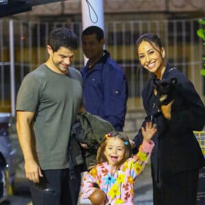 Olha o passarinho! Zoe, filha de Sabrina Sato e Duda Nagle, posou sorridente para o paparazzo