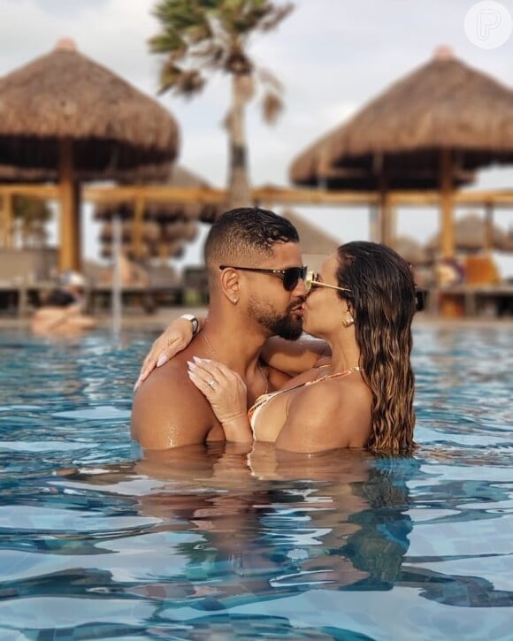 Viviane Araújo, grávida, troca beijos com Guilherme Militão em piscina