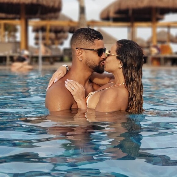 Viviane Araújo, grávida, troca beijos com Guilherme Militão em piscina