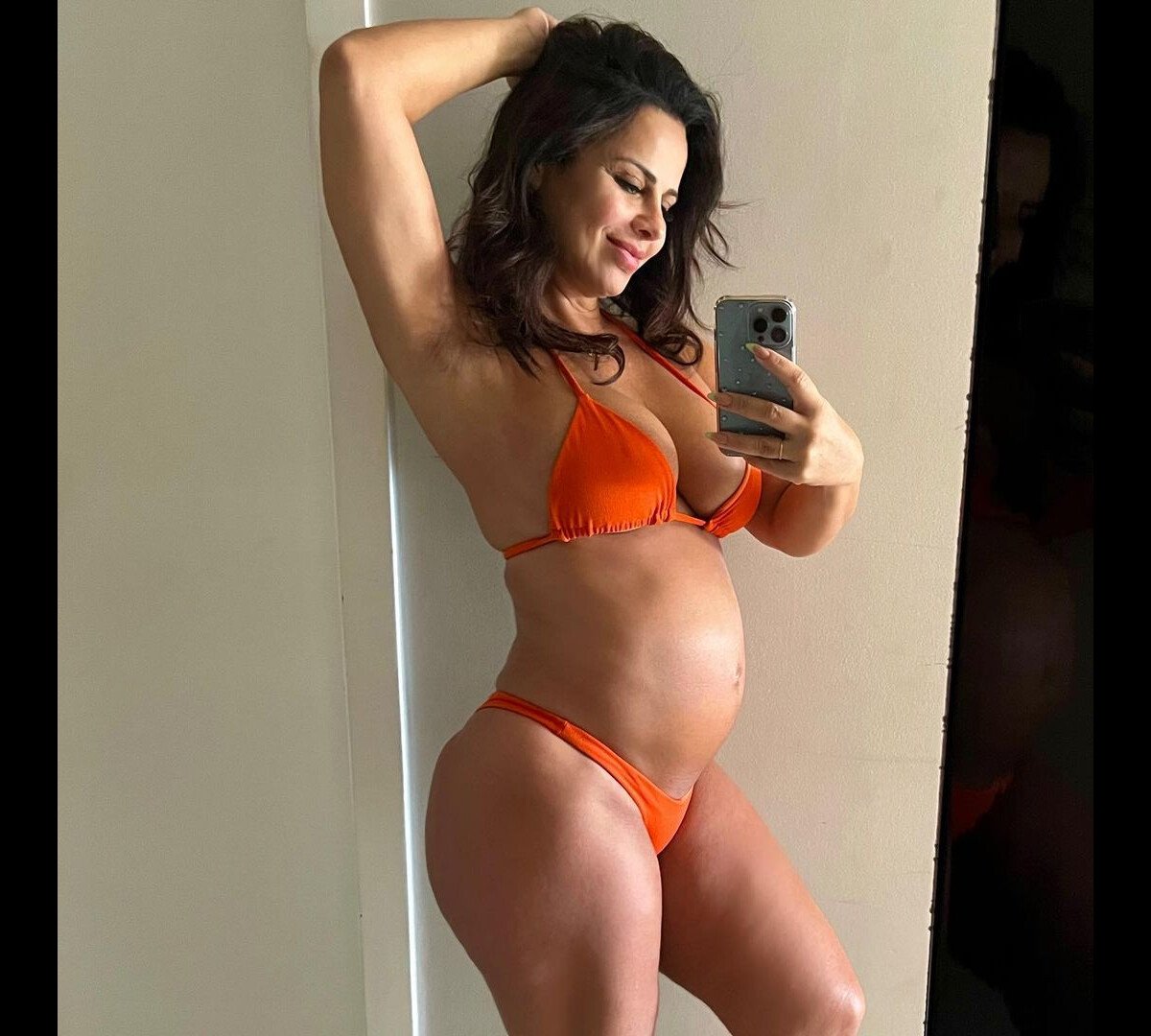 Foto: Viviane Araújo posa de biquíni e exibe barriga de gravidez -  Purepeople