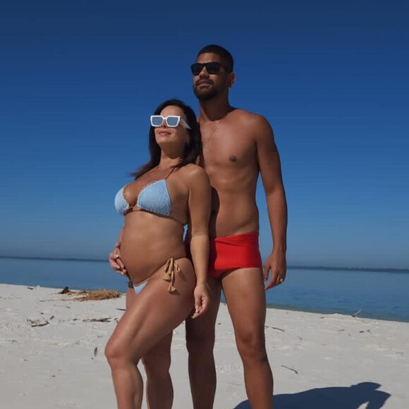Viviane Araújo exibe barriga de gravidez ao lado do marido, Guilherme Militão
