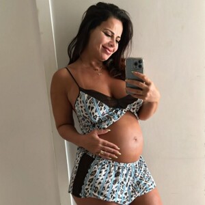 Viviane Araújo, grávida, deixa barriga à mostra em foto