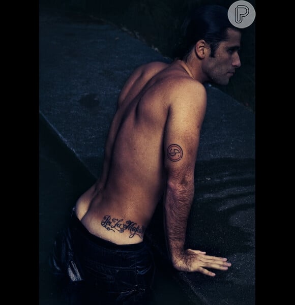 No quadril, Bruno Gagliasso tem a frase 'Per la Mafia tutto', que tatuou junto com cinco amigos. Na parte externa do braço direito, ele tem um desenho abastrato