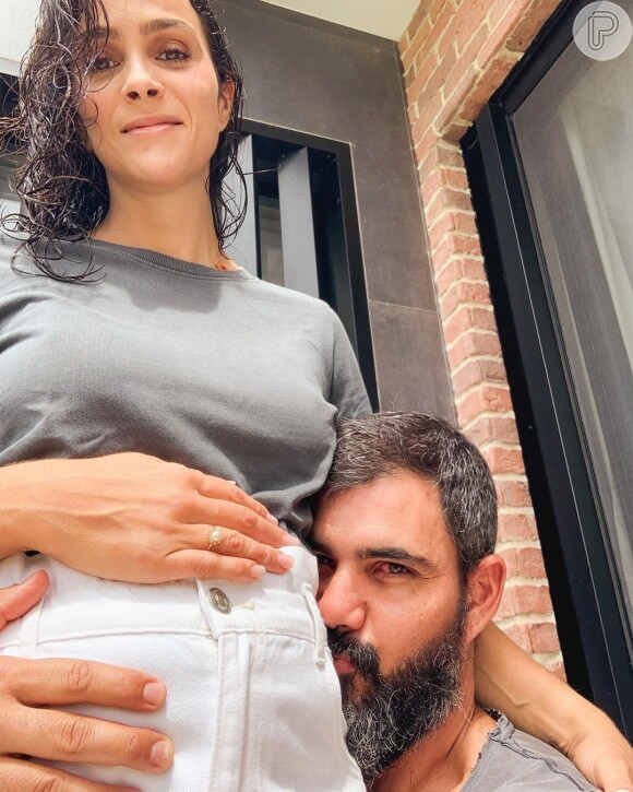 Juliano Cazarré e a esposa, Letícia, estão em São Paulo para o tratamento da filha recém-nascida