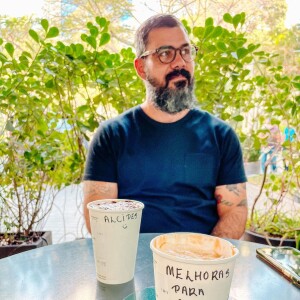 Juliano Cazarré e Letícia pediram um café e o pedido veio com os dizeres 'Melhoras para sua filha' escritos no copo