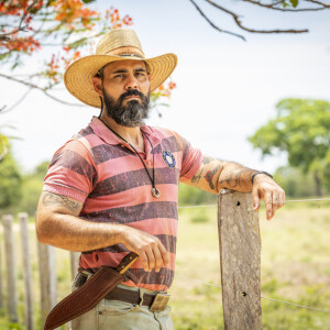 Juliano Cazarré interpreta Alcides em 'Pantanal'