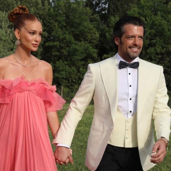 Marina Ruy Barbosa compartilhou clique raro ao lado do namorado, Guilherme Mussi, em casamento na Itália