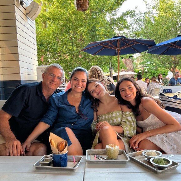 Bruna Marquezine com os pais e a irmã nos Estados Unidos, onde ela está gravando o filme 'Besouro Azul'