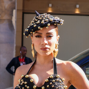 Look preto de Anitta para ver desfile da grife Schiaparelli tinha meia-calça, salto alto e top de crochê