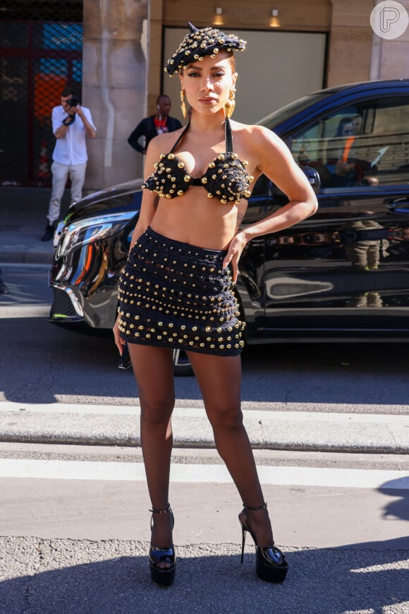 Look preto de Anitta para ver desfile da grife Schiaparelli tinha meia-calça, salto alto e top de crochê