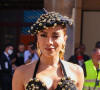 Conjunto de crochê escolhido por Anitta para desfile em Paris tinha aplicações douradas