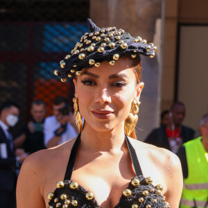 Conjunto de crochê escolhido por Anitta para desfile em Paris tinha aplicações douradas