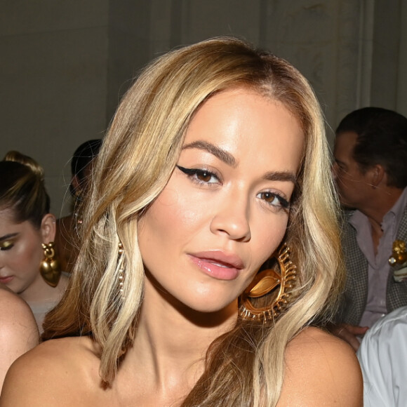 Anitta posa com a cantora Rita Ora nos bastidores de desfile da Schiaparelli