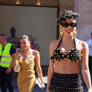 Anitta deixou barriga à mostra em look de crochê escolhido para semana de moda de alta costura em Paris
