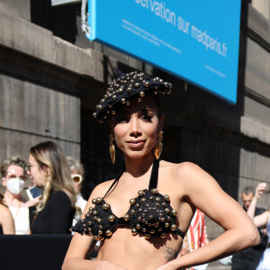 Saia curta e cropped pontiagudo se combinaram no look de Anitta para desfile de moda em Paris
