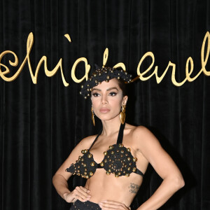 Anitta foi convidada da Schiaparelli para assistir desfile de alta costura da marca