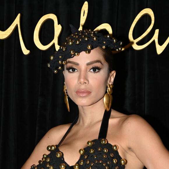 Barriga de fora, crochê e meia-calça: Anitta usa look preto ousado em desfile de moda. Fotos!