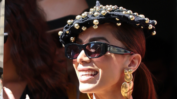 Anitta combina conjunto de crochê e top 'à la Madonna' em desfile de alta costura em Paris. Fotos!