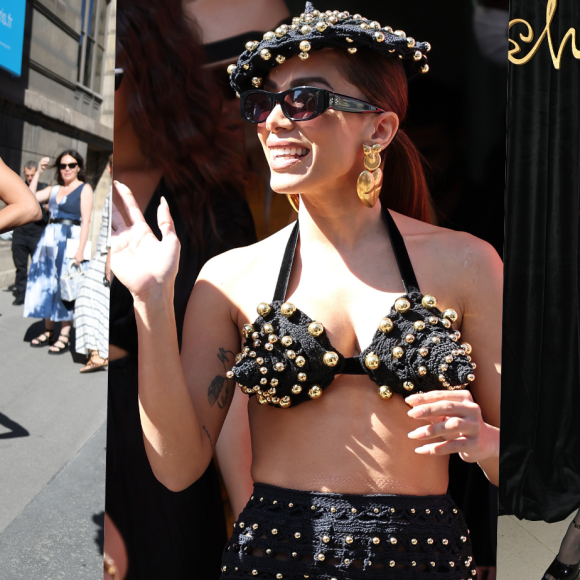 Anitta combina conjunto de crochê e top à la Madonna em desfile de alta costura em Paris. Fotos!