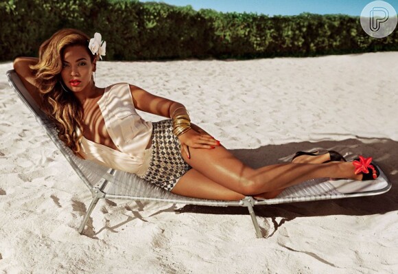 Beyoncé posa de shortinho e blusa aberta em praia do Nassau, nas Bahamas, para a nova campanha da H&M, em 21 de março de 2013
