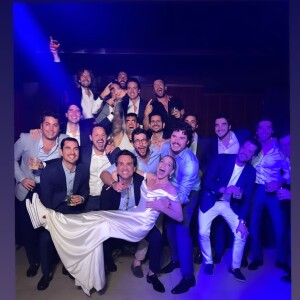 Luma Costa e Leonardo Martins se divertem com convidados em festa de renovação de casamento