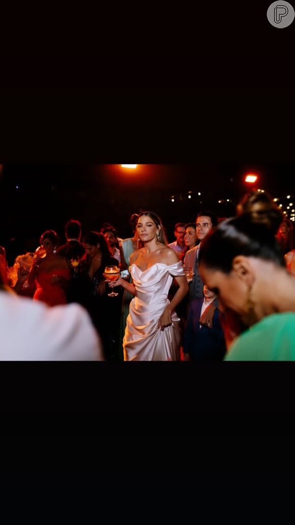 Luma Costa escolheu vestido com decote ombro a ombro para a renovação de votos em Lisboa: atriz é casada há 10 anos com Leonardo Martins