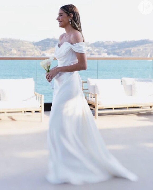 Vestido de noiva feito de seda e da grife Vivianne Westwood foi protagonista do look de Luma Costa ao renovar casamento com Leonardo Martins