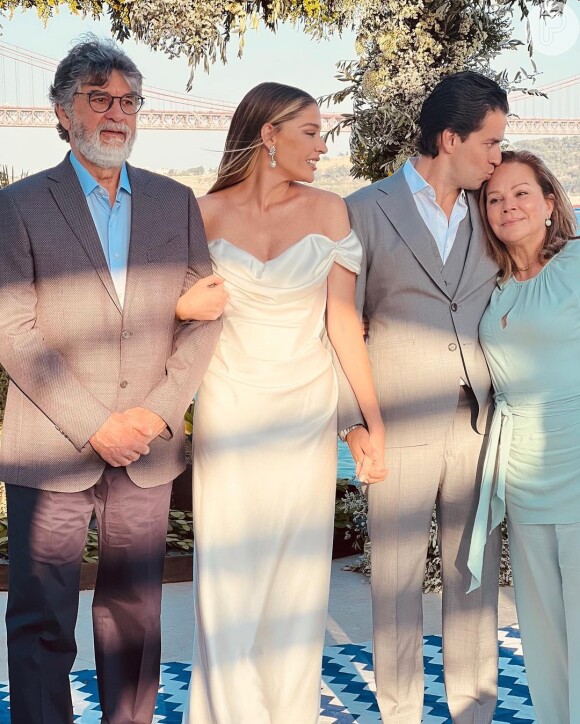 Luma Costa e Leonardo Martins posam com familiares em renovação de casamento tipo destination wedding