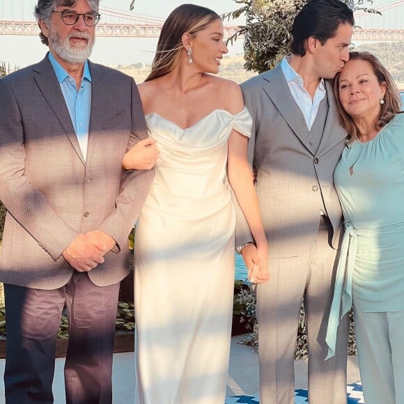 Luma Costa e Leonardo Martins posam com familiares em renovação de casamento tipo destination wedding