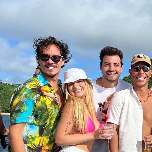 Viih Tube viajou para Fernando de Noronha com Eliézer e outros amigos influenciadores