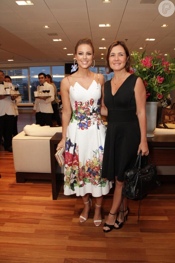 As atrizes Paolla Oliveira e Adriana Esteves posaram para fotos durante evento da minissérie 'Felizes Para Sempre?'