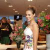 Paolla Oliveira escolhe look branco com detalhes coloridos e arrasa em evento da minissérie 'Felizes Para Sempre'