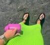 Vestido midi de tricô em cor vibrante é perfeito para o verão: Marina Ruy Barbosa usou a peça com rasteirinha de amarração
