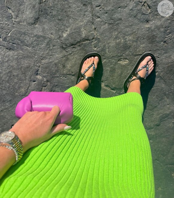 Vestido midi de tricô em cor vibrante é perfeito para o verão: Marina Ruy Barbosa usou a peça com rasteirinha de amarração