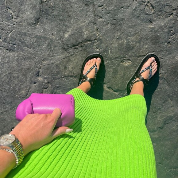 Vestido midi de tricô em cor vibrante é perfeito para o verão: Marina Ruy Barbosa usou a peça com rasteirinha de amarração