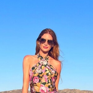 Macacão com recortes e estampa floral transmite frescor para looks em dias de sol