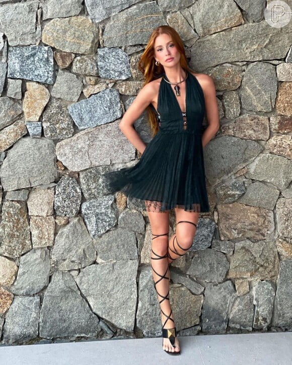 Marina Ruy Barbosa combinou vestido com renda às sandálias gladiadoras