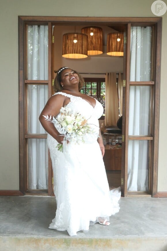 Casamento de Jojo Todynho: funkeira apostou em vestido branco tradicional com um longo decote