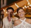 Vestido de noiva de Emanuelle Araújo contava com um cruzamento no pescoço em faixas que caíam sobre os ombros e braços