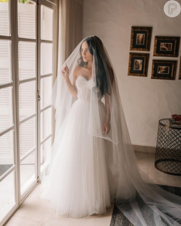 Vestido de noiva de Carol Macedo: o modelo longo sem alças com decote coração era todo trabalhado em tule, sem aplicações