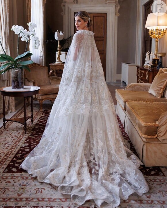 Casamento: Lala Rudge se casou com um longo vestido Valentino em renda chantilly com capa de tule