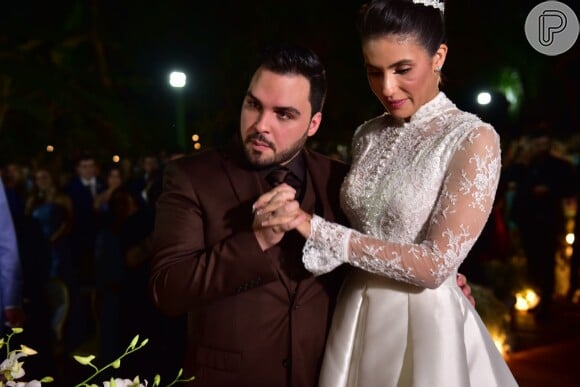 Vestido de noiva da nora de Luciano Camargo, Izabella, traz mangas longas transparentes