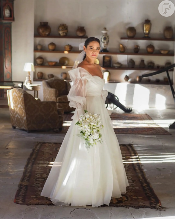 Casamento: vestido de Bel Pimenta é marcado por diferentes texturas e delicadeza