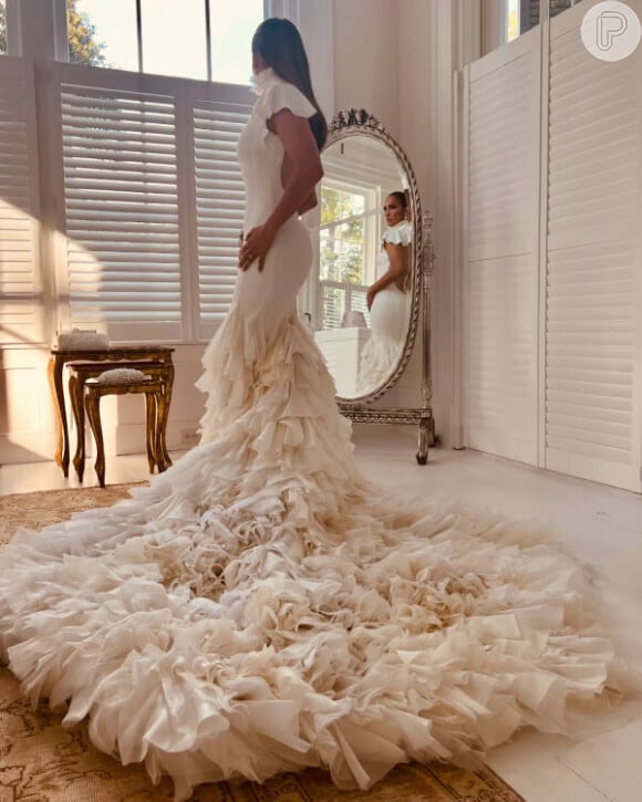 Vestido de noiva com amplo decote nas costas foi opção de Jennifer Lopez em casamento: a peça é Ralph Lauren
